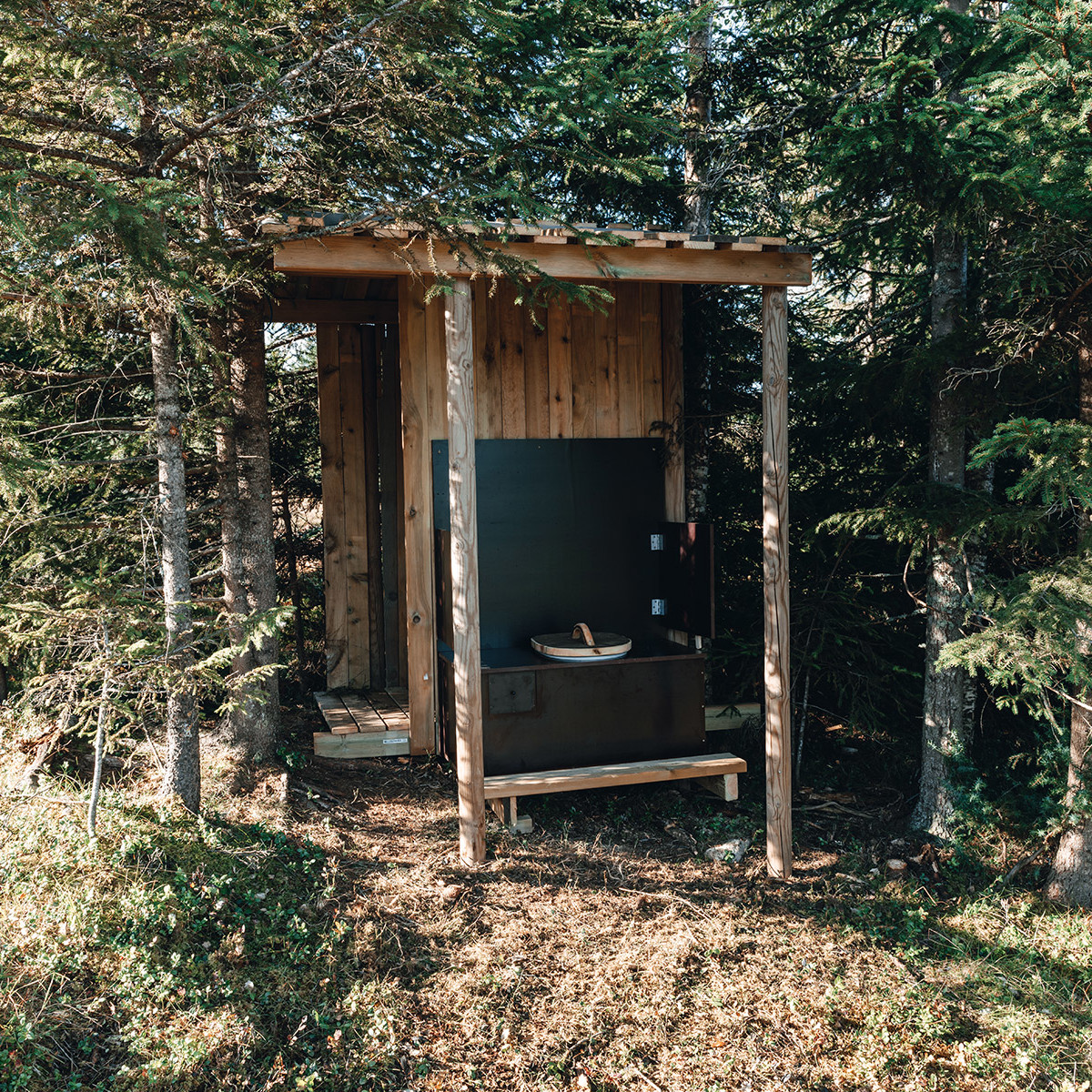 Åpent og luftig toalett ved vår glassiglo på Åsbygda – åpen himmel og panorama! Glamping i Norge.