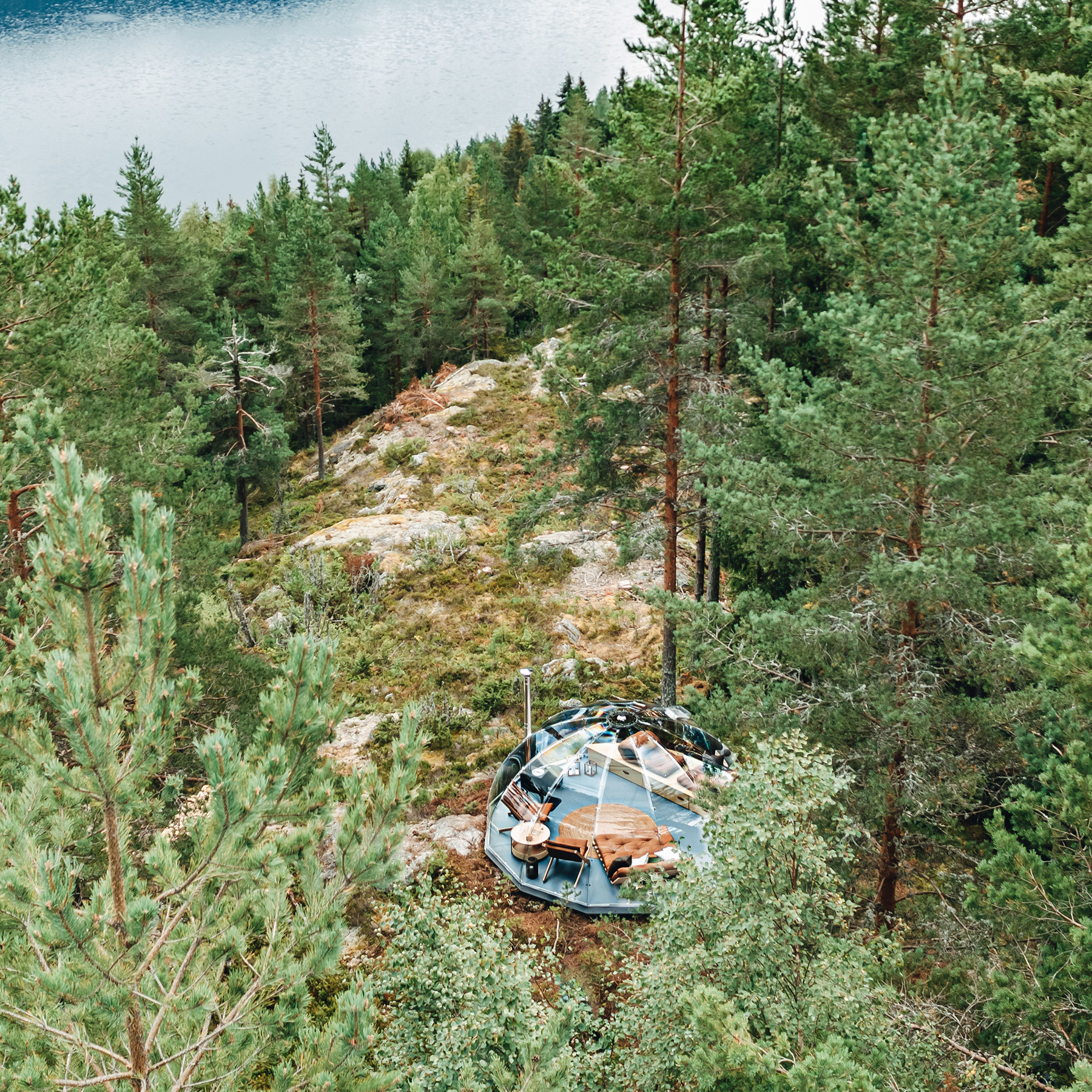Vår glassiglo på Krødsherdåsen – utsikt mot fjorden og intimitet med skogen. Glamping i Norge